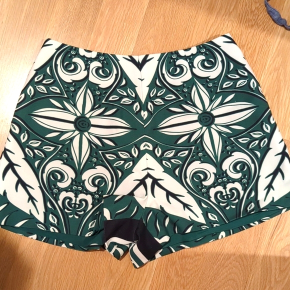 Finders Keepers Pants - Finders keepers green ivory Palm tropical shorts